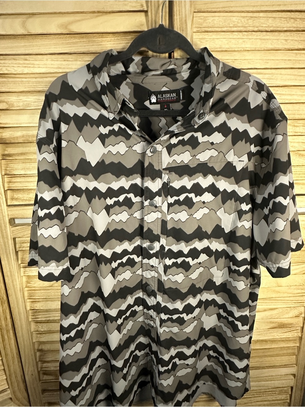 Short-Sleeve Gray Camo Button-Down Shirt